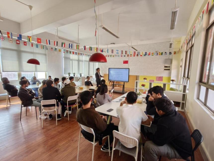 國際學院舉辦2025級來華留學生職業規劃座談會，廣州勞務服務助力留學人才融入本地發展